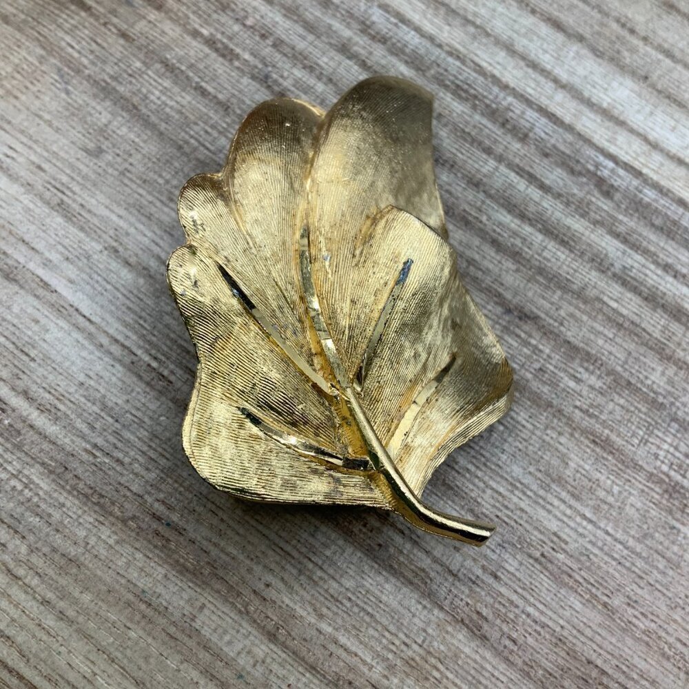 BSK Vintage Brushed Textured Gold Tone Leaf Brooch Pin - Picture 3 of 8